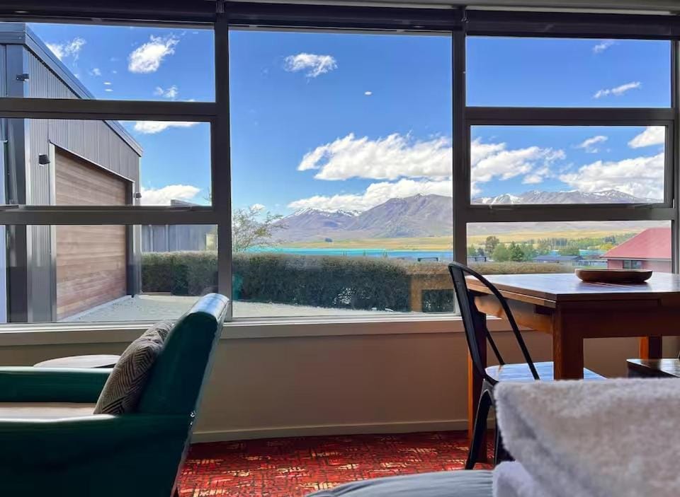 Seating area, Dining area, Lake view, Mountain view