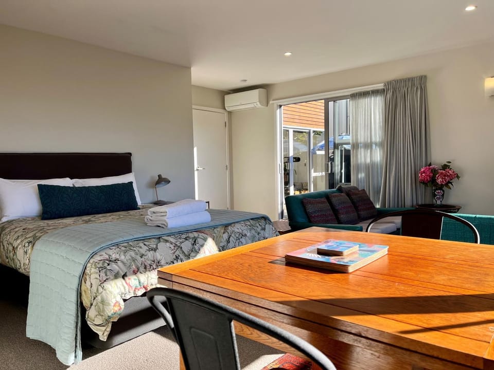 Bed, Dining area, heating