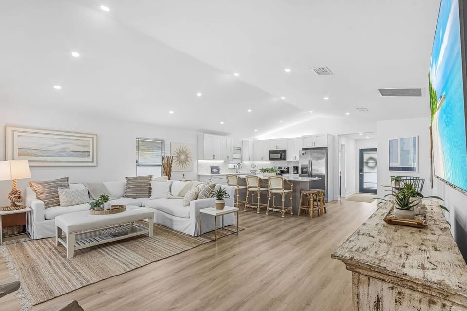 A Touch of Heaven • Heated Pool • Near Beach House in Naples Park