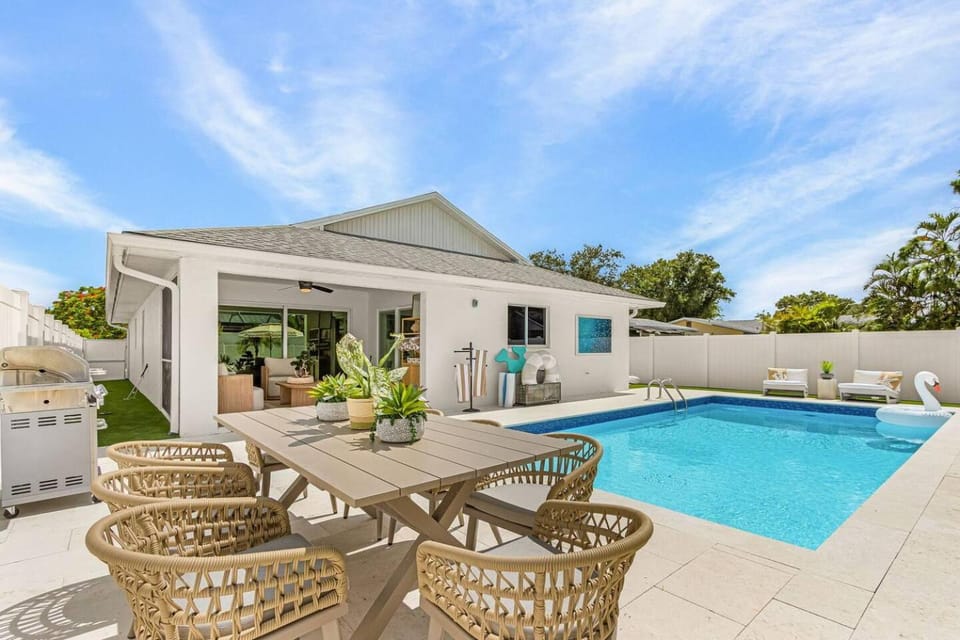 A Touch of Heaven • Heated Pool • Near Beach House in Naples Park
