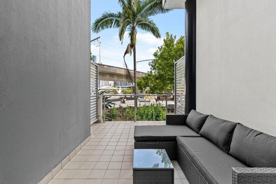 Bright Studio with River View, Pool, Gym & Balcony Apartment in Brisbane City