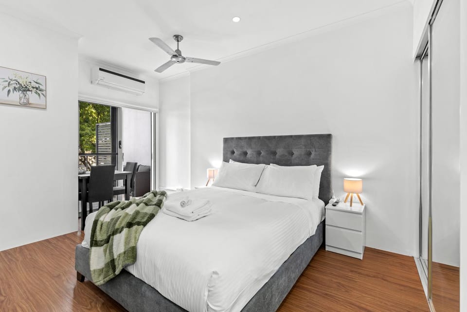 Bright Studio with River View, Pool, Gym & Balcony Apartment in Brisbane City