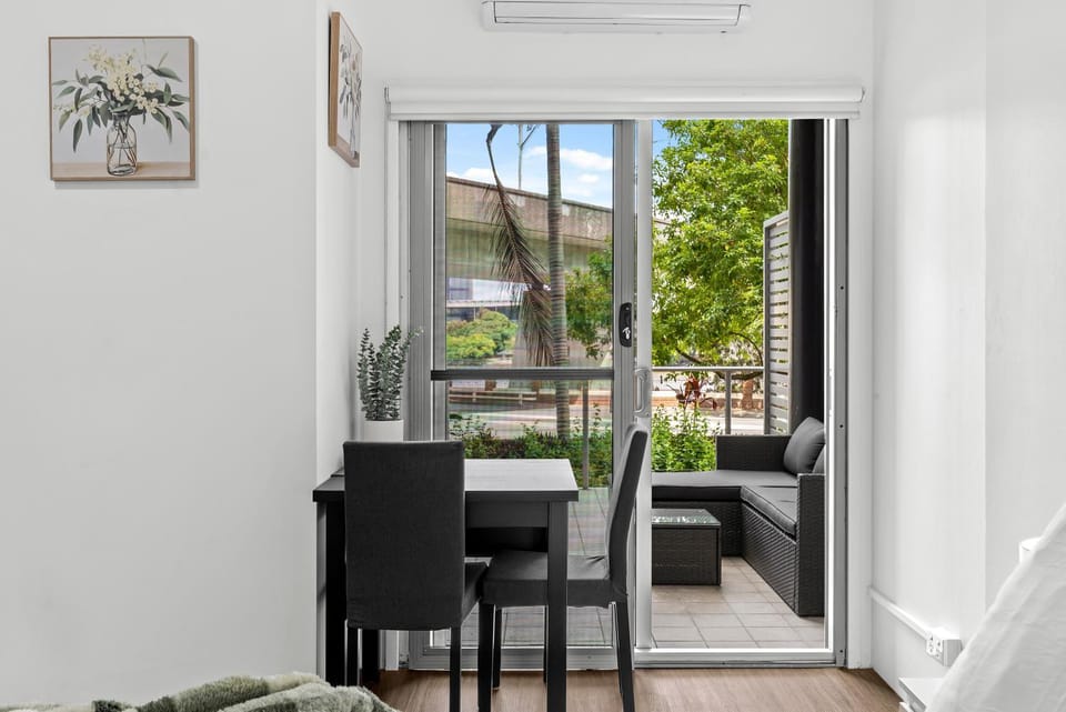 Bright Studio with River View, Pool, Gym and Balcony Apartment in Brisbane City
