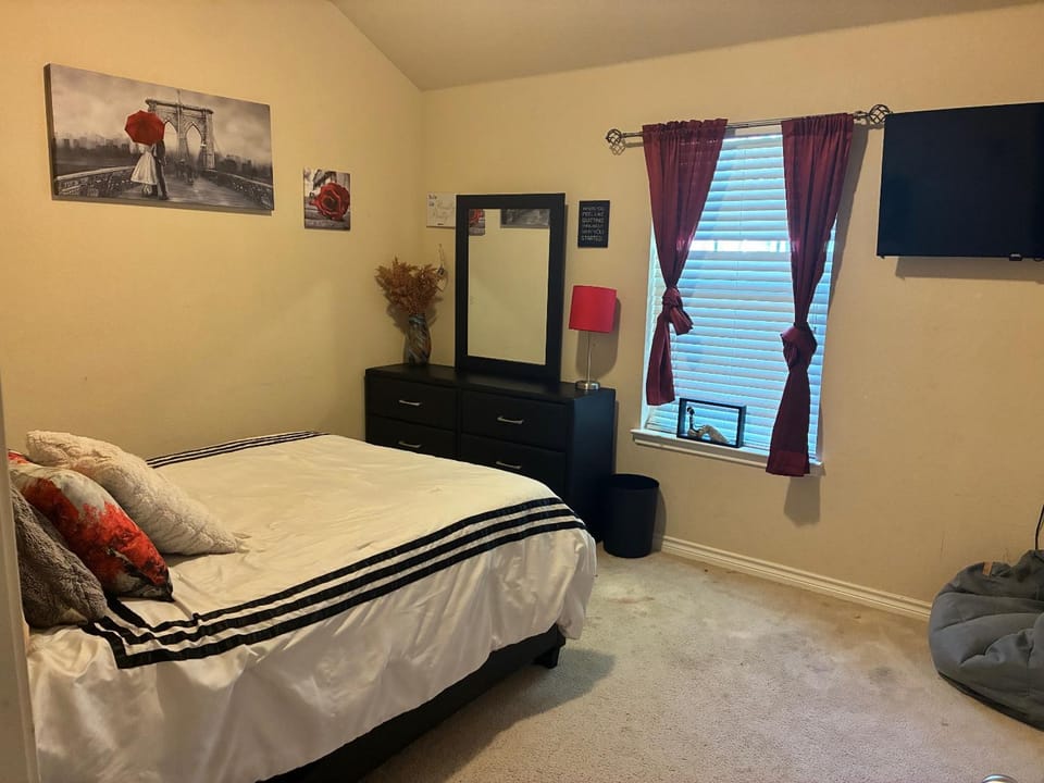 Bed, Photo of the whole room, Bedroom