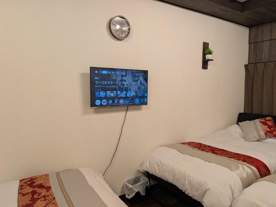 Bed, TV and multimedia, Bedroom