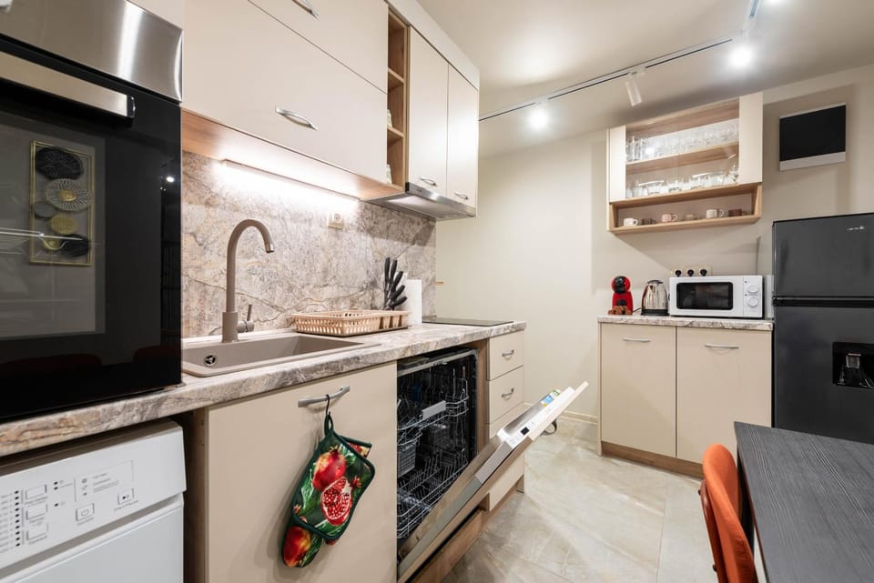 Coffee/tea facilities, Kitchen or kitchenette, Dining area, dishwasher, oven, stove