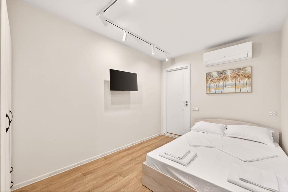 Bed, TV and multimedia, Bedroom