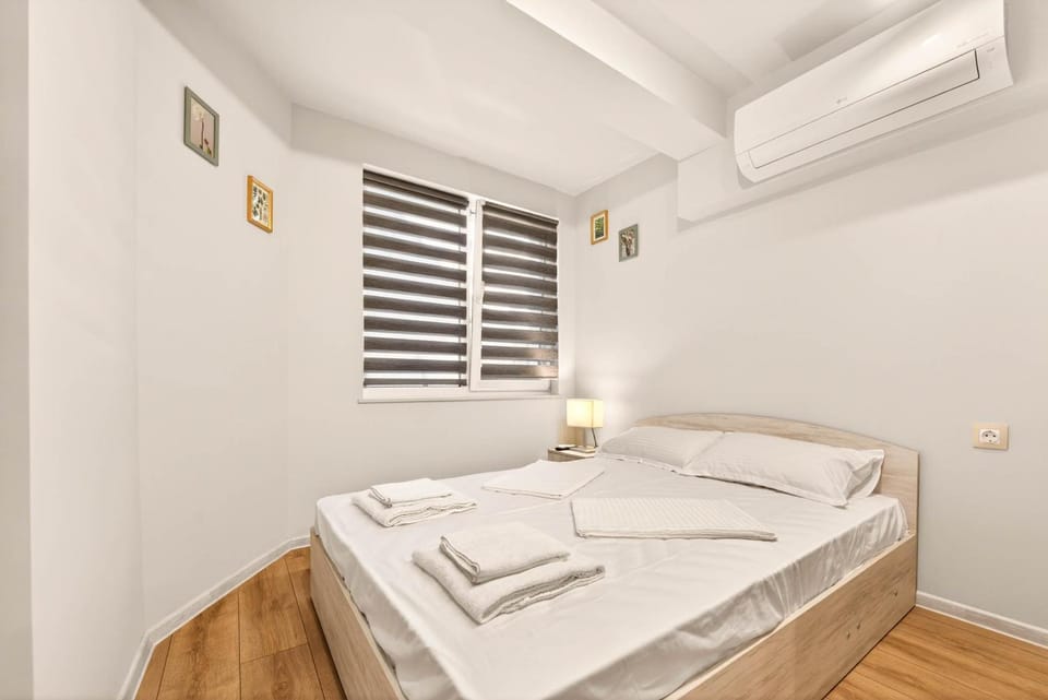 Bed, Bedroom, air conditioner