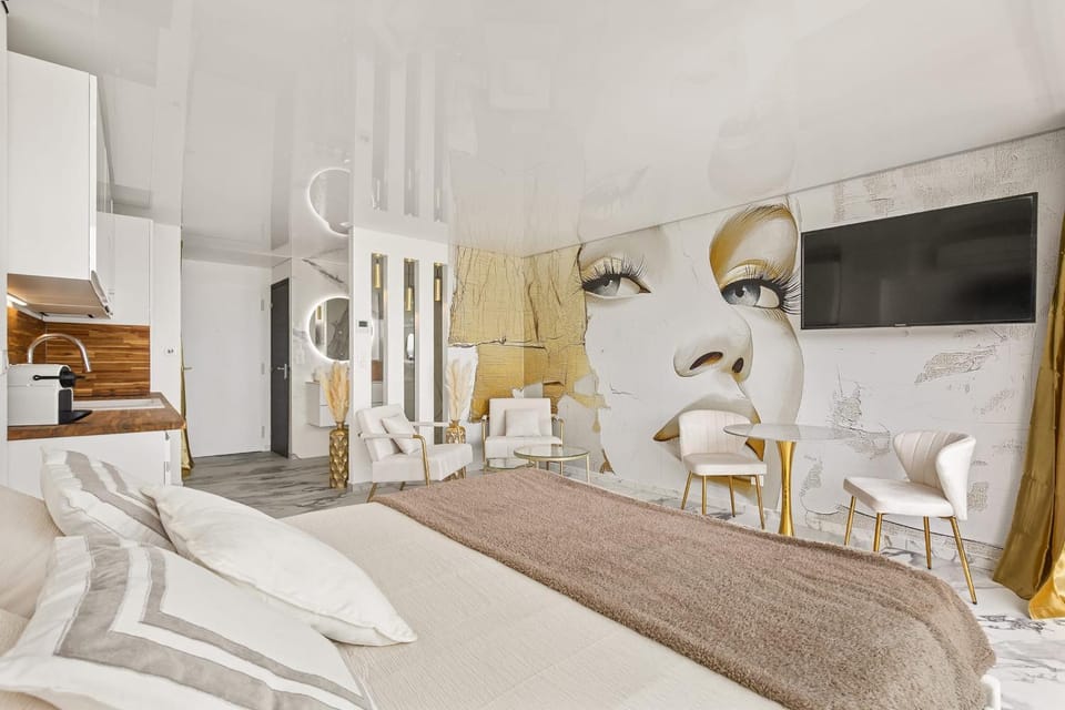 Communal lounge/ TV room, Bed, TV and multimedia, Bedroom
