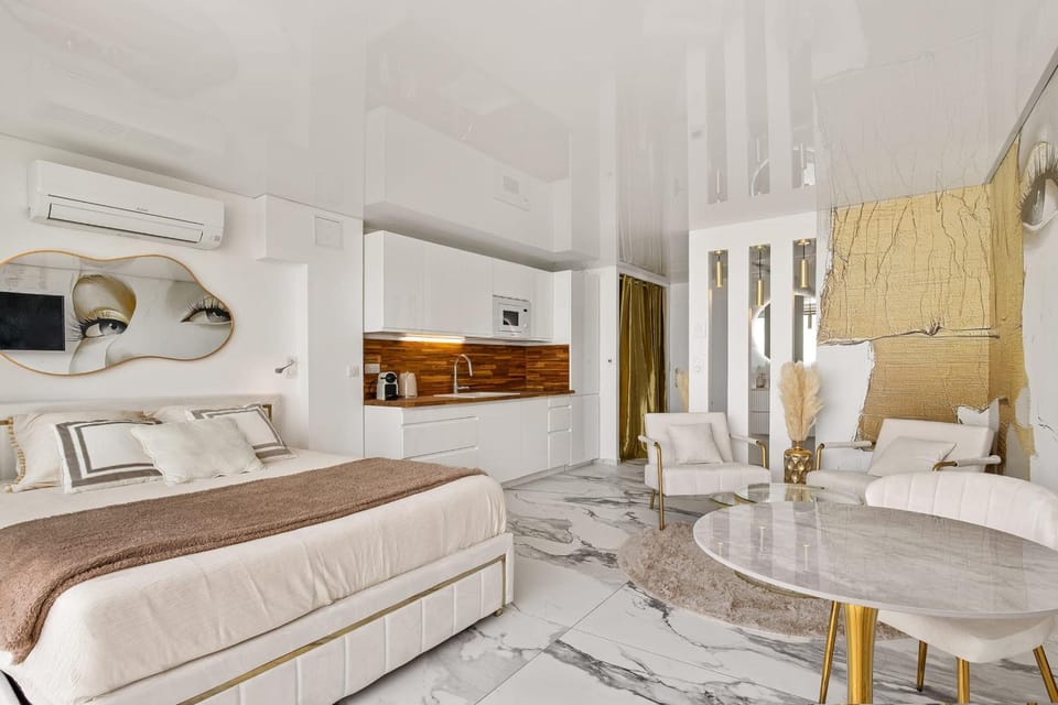 Bed, TV and multimedia, Kitchen or kitchenette, Living room, Photo of the whole room, Seating area, Dining area, Bedroom, wardrobe, air conditioner
