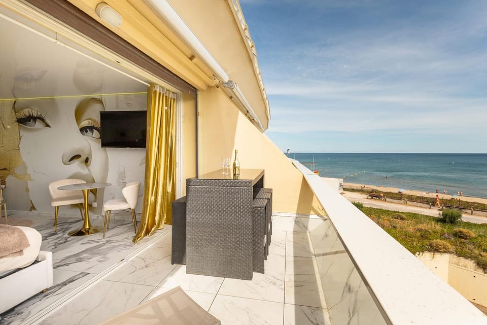 Natural landscape, View (from property/room), Balcony/Terrace, Seating area, Beach, Sea view