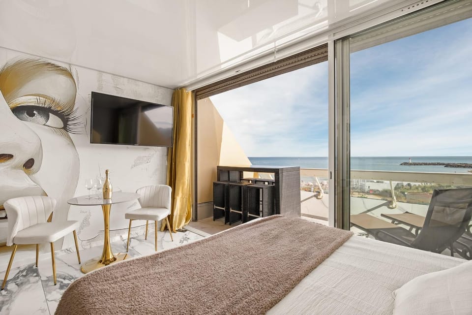 Bed, Natural landscape, TV and multimedia, View (from property/room), Balcony/Terrace, Photo of the whole room, Sea view