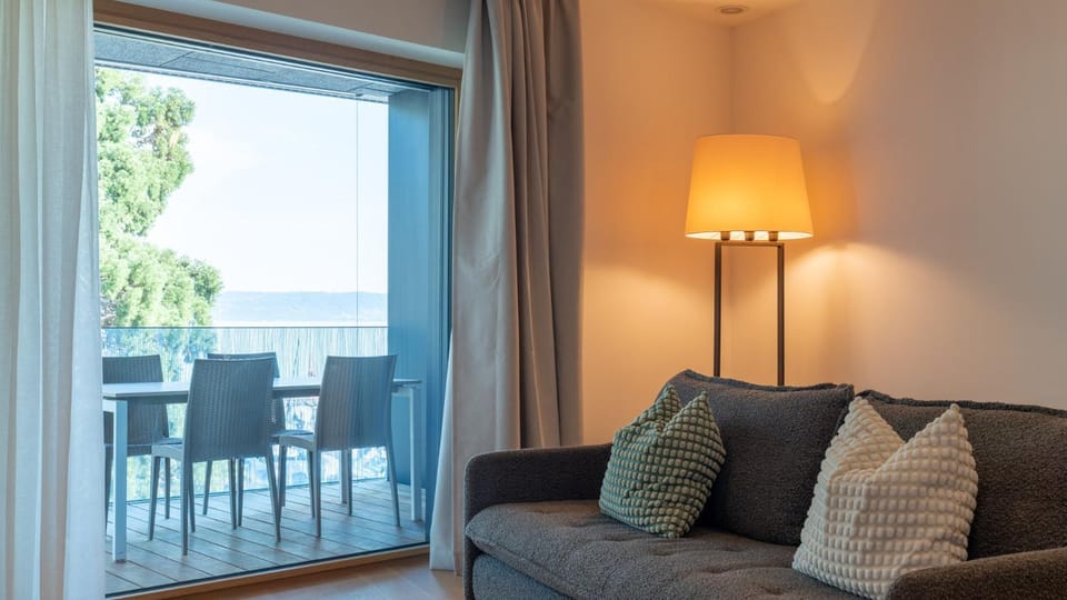 View (from property/room), Balcony/Terrace, Living room, Seating area