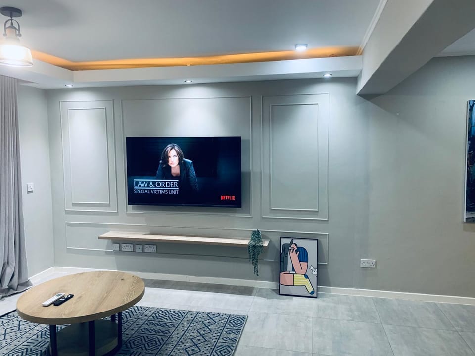 Communal lounge/ TV room, TV and multimedia, Living room, Seating area, Evening entertainment