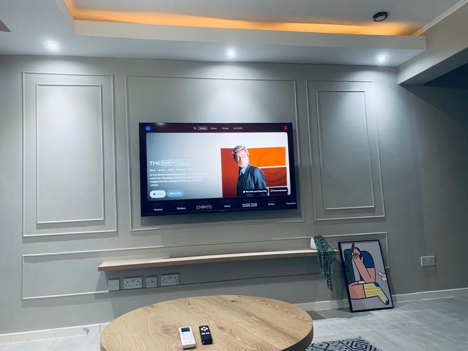 Communal lounge/ TV room, TV and multimedia, Living room, Seating area, Evening entertainment