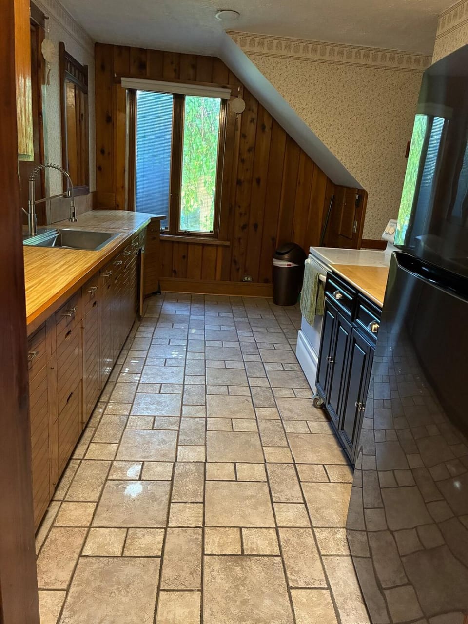 Main Level Rustic Getaway, Woodsy Area House in Rockford