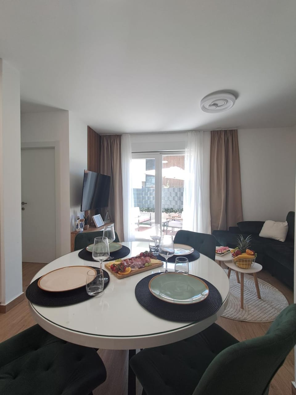 TV and multimedia, Living room, Seating area, Dining area