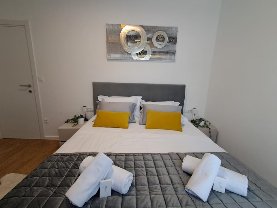 Bed, Bedroom, towels