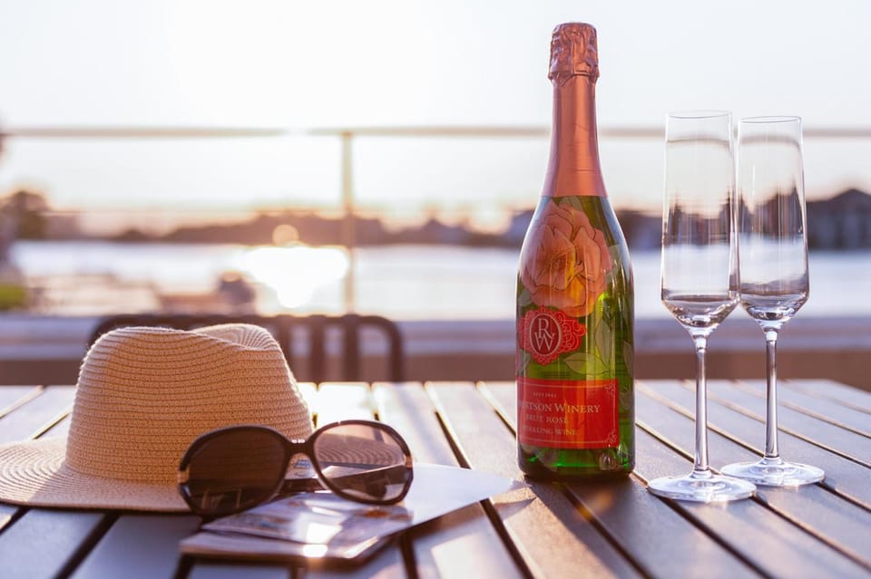 Patio, Day, Food and drinks, Lake view, River view, Drinks, Alcoholic drinks