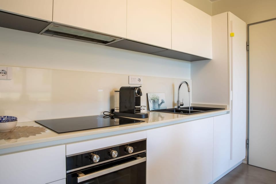 Kitchen or kitchenette, dishwasher, stove