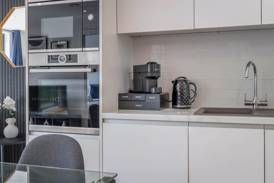 Coffee/tea facilities, Kitchen or kitchenette, oven