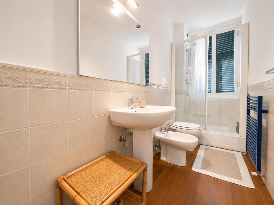 Shower, Toilet, Bathroom, bidet, towels