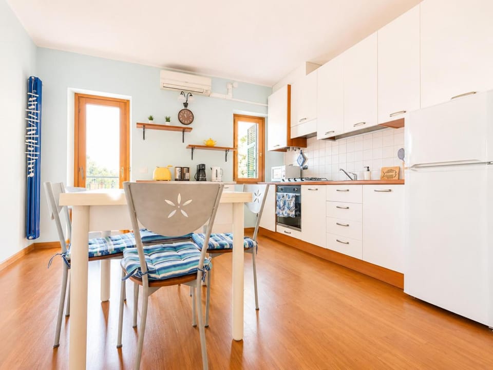 Dining area, Lunch, microwave, oven, stove