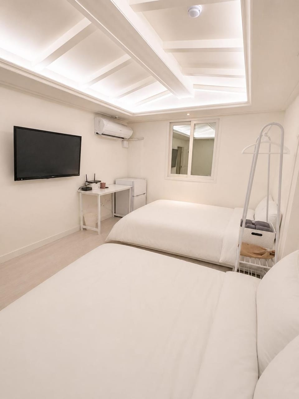 Bed, TV and multimedia, Photo of the whole room