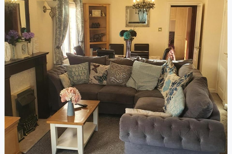 TV and multimedia, Living room, Decorative detail, Seating area