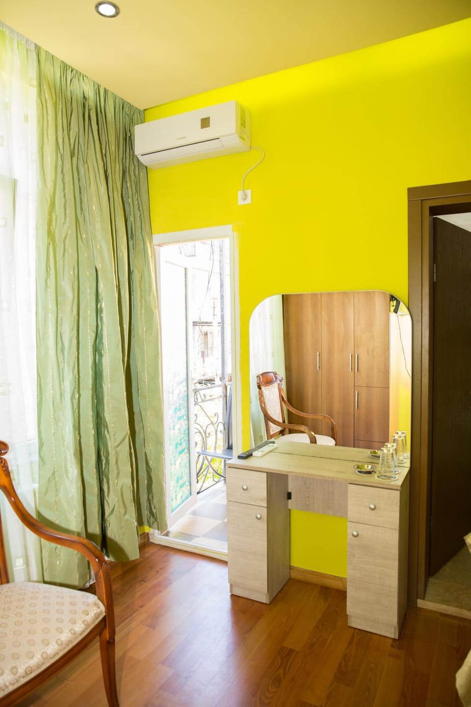 Photo of the whole room, air conditioner