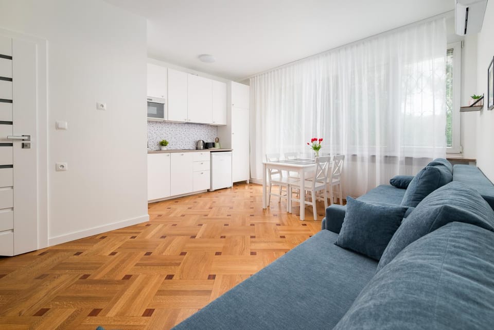 Kitchen or kitchenette, Living room, Seating area, Dining area, stove