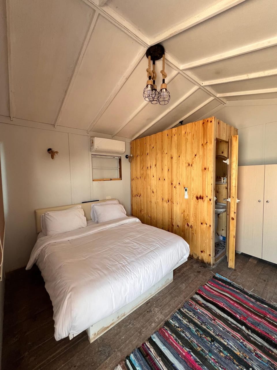 Bed, Bedroom, air conditioner