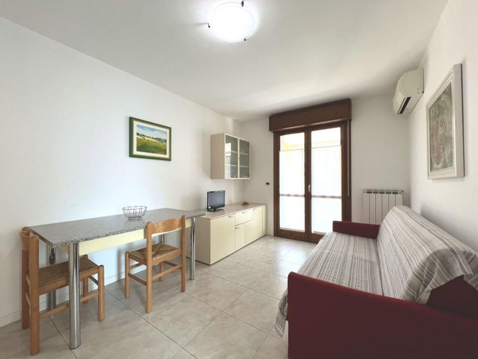 Communal lounge/ TV room, Living room, Seating area, Dining area