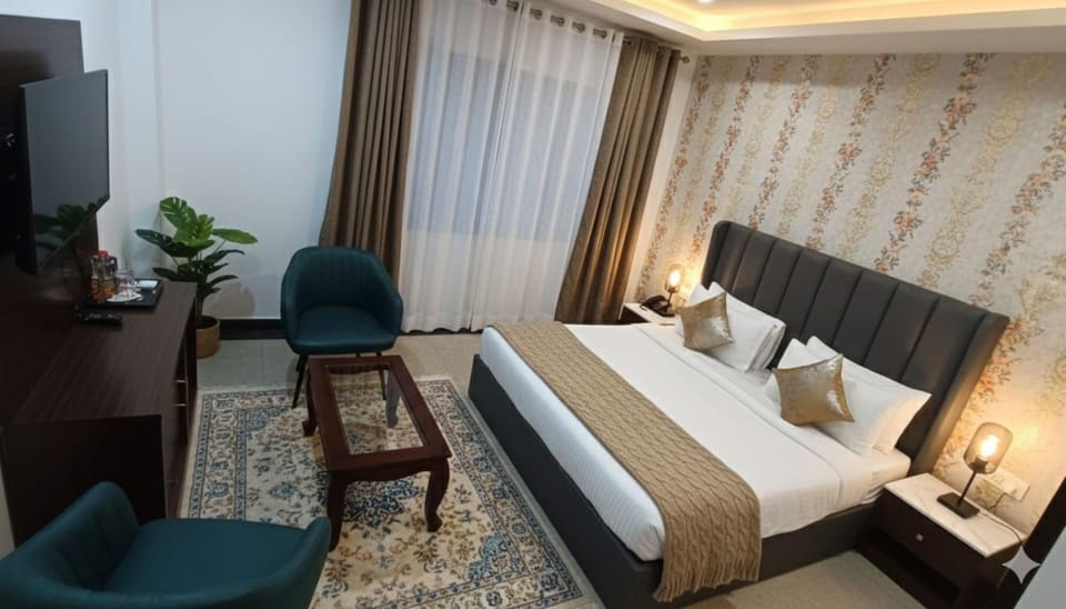 Communal lounge/ TV room, Bed, TV and multimedia, Living room, Photo of the whole room, Seating area, Evening entertainment, Bedroom, hair dresser