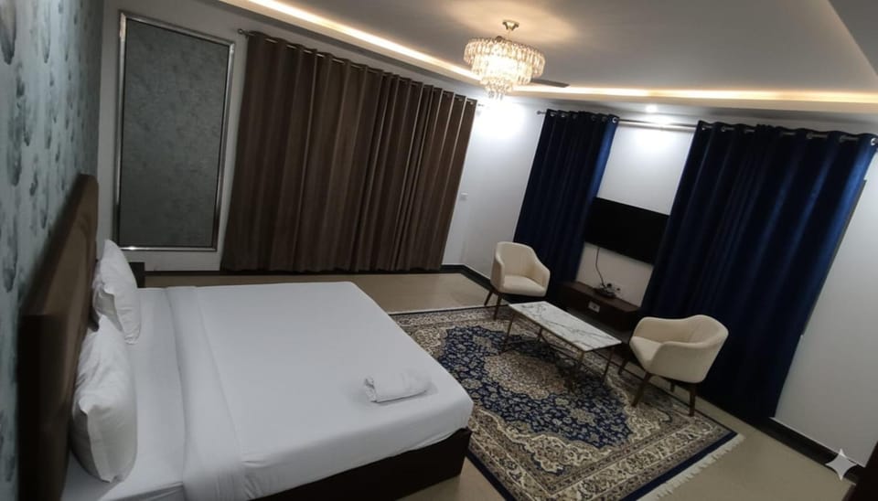 Bed, Living room, Photo of the whole room, Seating area, Bedroom