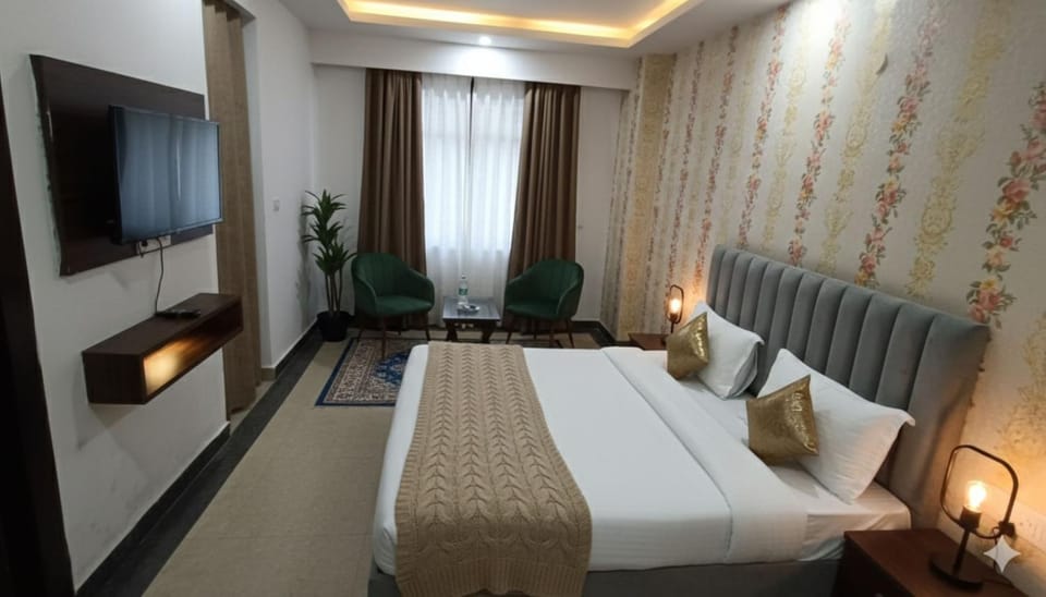 Communal lounge/ TV room, Bed, TV and multimedia, Living room, Photo of the whole room, Seating area, Evening entertainment, Bedroom