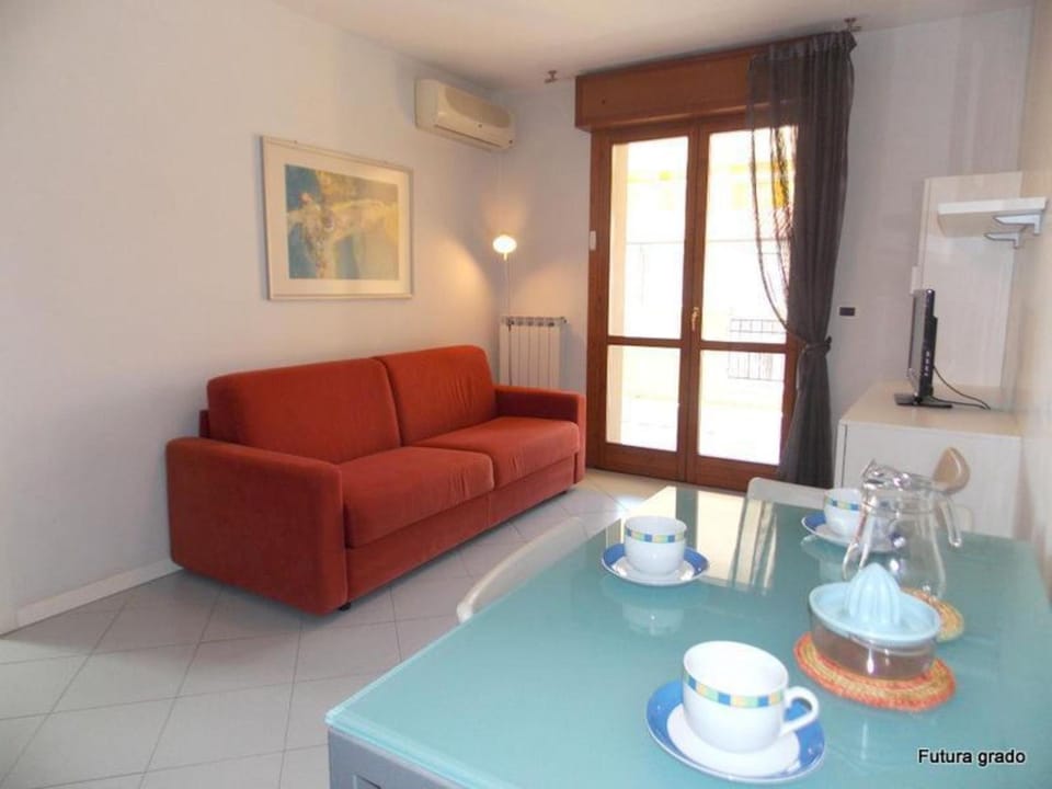 Coffee/tea facilities, Living room, Food and drinks, Food, Drinks
