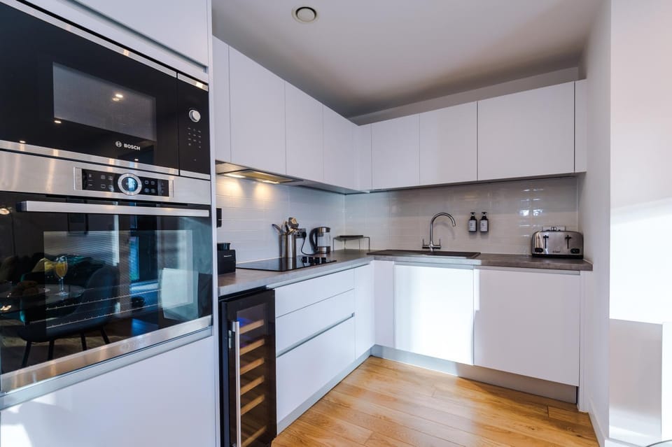 Kitchen or kitchenette, dishwasher, oven, toaster