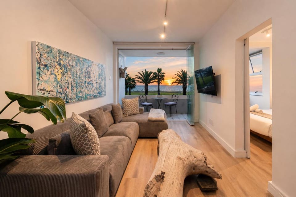 Vredenhof Mouille Point Oceanview One-Bedroom Apartment in Cape Town