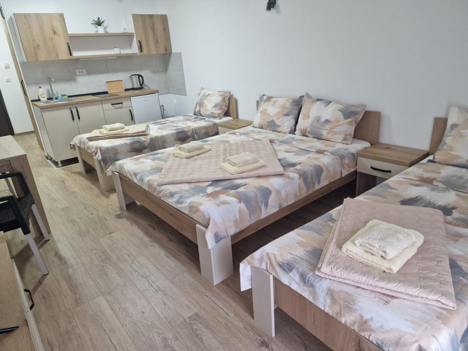 Bed, Kitchen or kitchenette, Photo of the whole room, towels