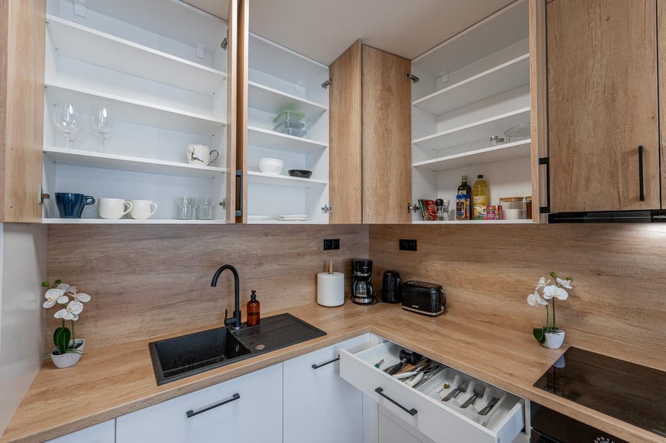 Coffee/tea facilities, Kitchen or kitchenette, stove, toaster