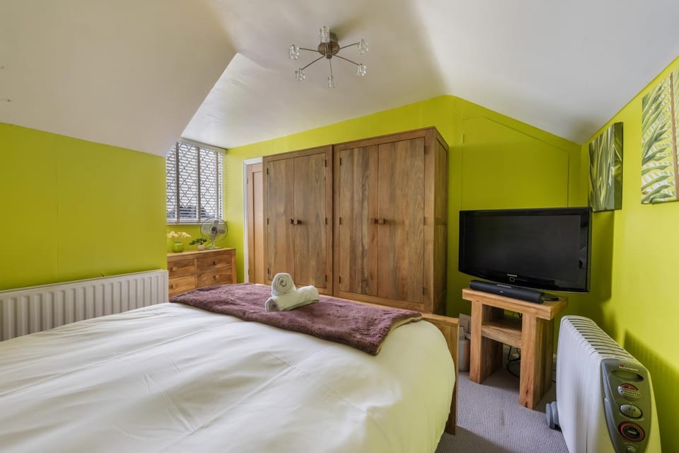 Bed, Bedroom, towels, wardrobe