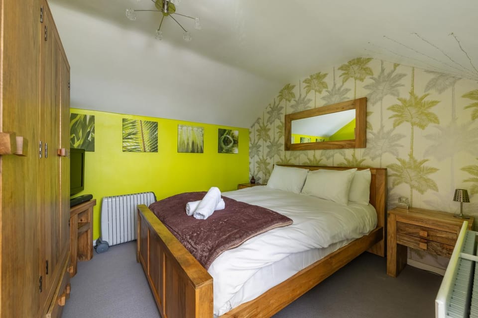Bed, Bedroom, towels