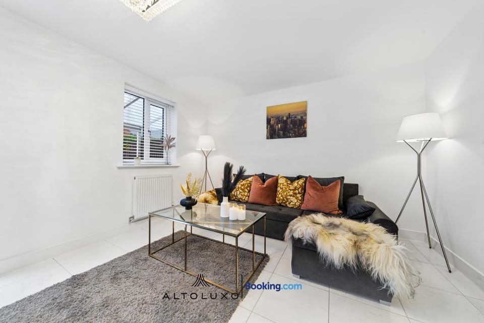 Stylish Home near Newport for Leisure, Group & Contractor Stay by AltoLuxo House in Newport