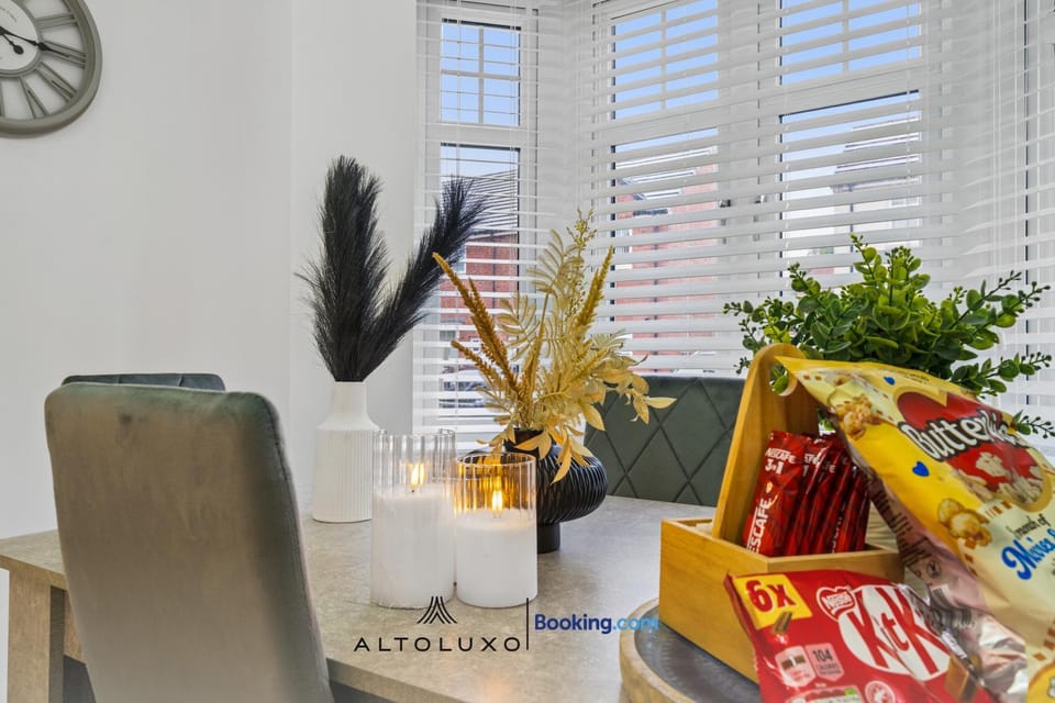 Stylish Home near Newport for Leisure, Group & Contractor Stay by AltoLuxo House in Newport