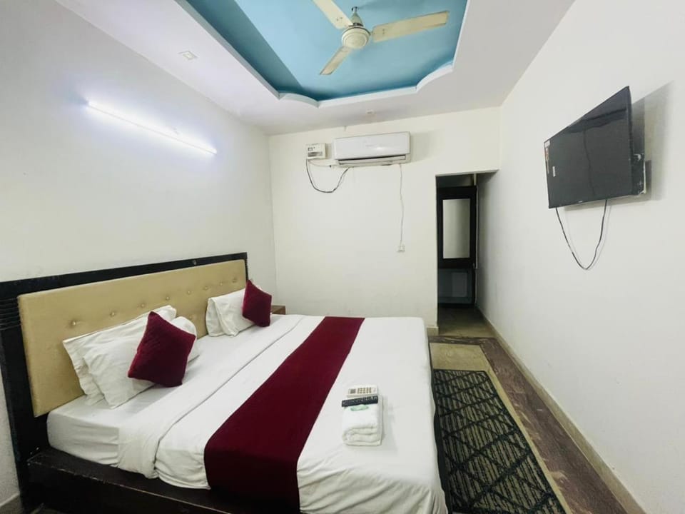 Communal lounge/ TV room, Bed, TV and multimedia, Photo of the whole room, Evening entertainment, Bedroom, fireplace, air conditioner
