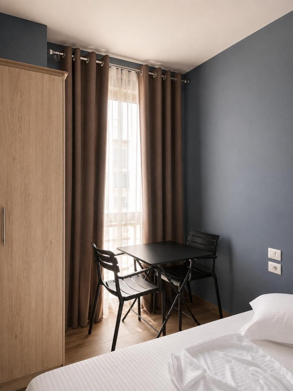 Bed, Living room, Seating area, Dining area, Bedroom, wardrobe