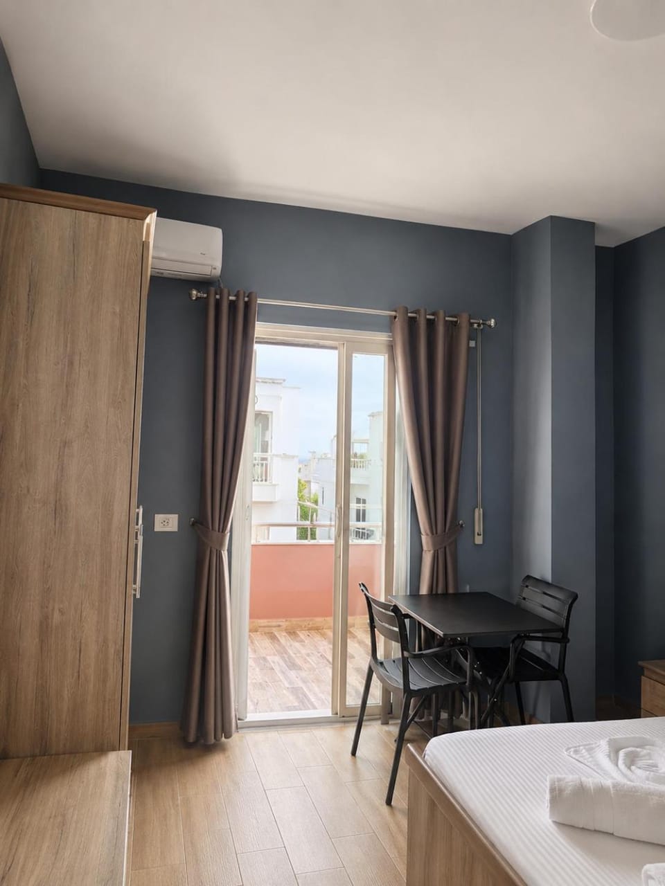 Bed, Photo of the whole room, Dining area, Bedroom, air conditioner