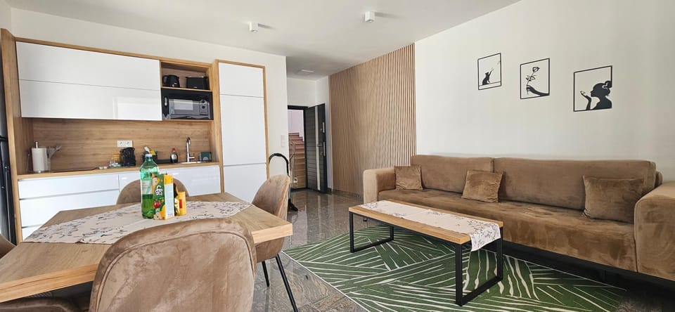 TV and multimedia, Kitchen or kitchenette, Living room, Seating area, Dining area