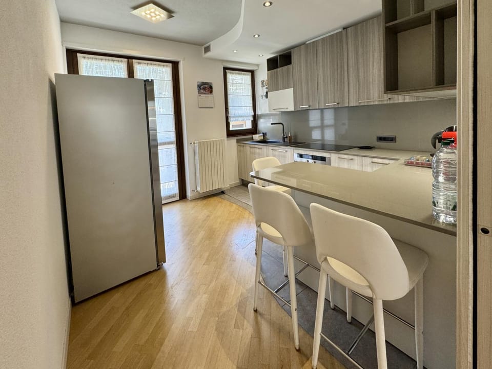 Kitchen or kitchenette, Dining area, stove